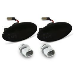 Set de 2 Lampi semnalizare laterala/aripi LED fumurii pentru Suzuki Grand Vitara II, SX4, Vitara 3,III, Ignis 3,III, Jimny, Splash, Swift, Celerio, Alto, Fiat Sedici, Opel Agila B