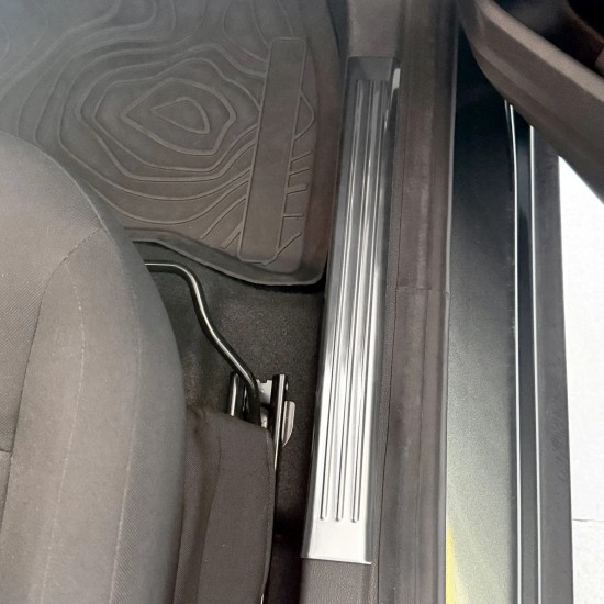 Set de 4 protectii praguri din inox pentru Dacia Duster III din 2024